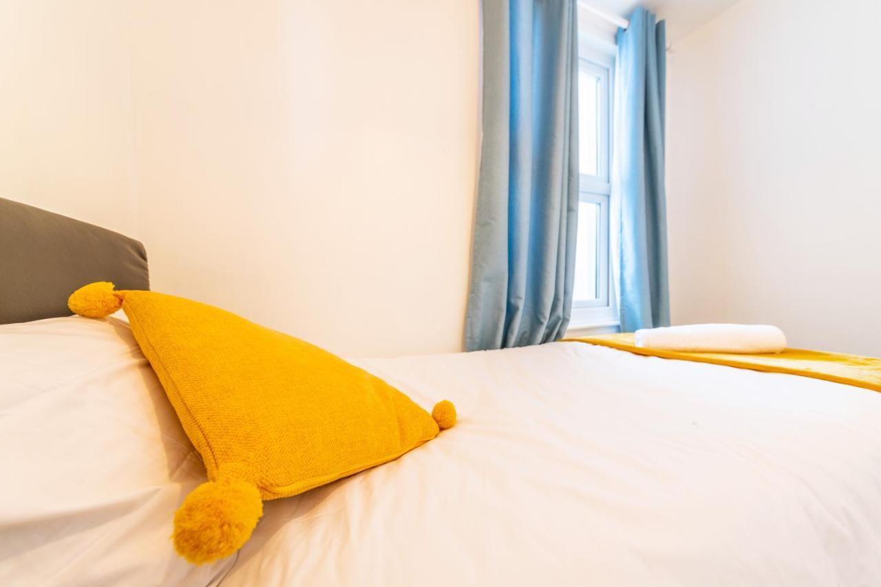 Appartamento Stylish 3-Bed Terraced House With Wi-Fi Chatham  Esterno foto